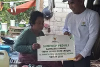 Foto: Ketua Baznas Sumenep Ahmad Rahman menyerahkan bantuan program Rumah Tidak Layak Huni (RTLH) kepada Rahmatul, warga Desa Kalikatak, Kecamatan Arjasa, Pulau Kangean, Rabu (5/11/2025).