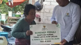 Foto: Ketua Baznas Sumenep Ahmad Rahman menyerahkan bantuan program Rumah Tidak Layak Huni (RTLH) kepada Rahmatul, warga Desa Kalikatak, Kecamatan Arjasa, Pulau Kangean, Rabu (5/11/2025).