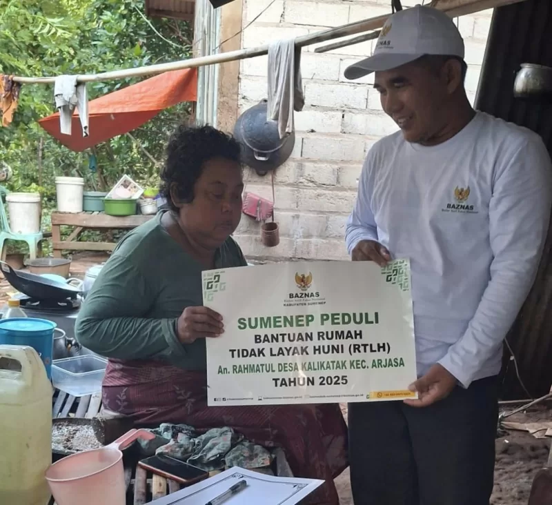 Foto: Ketua Baznas Sumenep Ahmad Rahman menyerahkan bantuan program Rumah Tidak Layak Huni (RTLH) kepada Rahmatul, warga Desa Kalikatak, Kecamatan Arjasa, Pulau Kangean, Rabu (5/11/2025).