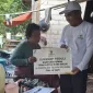 Foto: Ketua Baznas Sumenep Ahmad Rahman menyerahkan bantuan program Rumah Tidak Layak Huni (RTLH) kepada Rahmatul, warga Desa Kalikatak, Kecamatan Arjasa, Pulau Kangean, Rabu (5/11/2025).