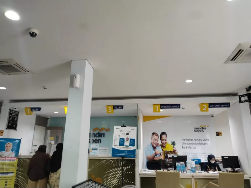 Foto: Suasana pelayanan di Kantor Bank Mandiri Taspen Cabang Sumenep.
(Foto: Dok. TrendiKabar.com)