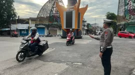 Foto: Bripka Taufik Rahman, petugas Satlantas Polres Sumenep, saat mengatur arus lalu lintas di Simpang Empat Jalan Halim Perdana Kusuma, Kota Sumenep, Selasa (11/11/2025).