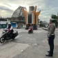Foto: Bripka Taufik Rahman, petugas Satlantas Polres Sumenep, saat mengatur arus lalu lintas di Simpang Empat Jalan Halim Perdana Kusuma, Kota Sumenep, Selasa (11/11/2025).