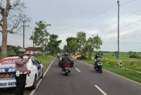 Foto: Aiptu Edy Haryono saat melaksanakan Blue Patrol dan pemantauan arus lalu lintas di Jl. Raya Gapura, Sumenep.
