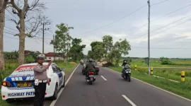 Foto: Aiptu Edy Haryono saat melaksanakan Blue Patrol dan pemantauan arus lalu lintas di Jl. Raya Gapura, Sumenep.