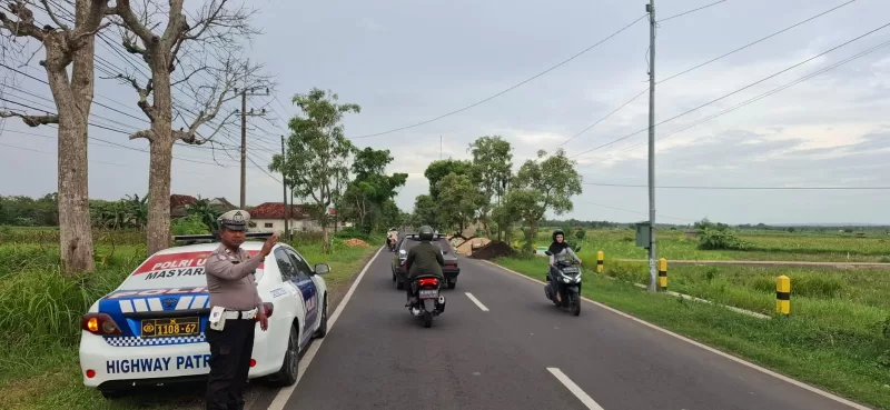 Foto: Aiptu Edy Haryono saat melaksanakan Blue Patrol dan pemantauan arus lalu lintas di Jl. Raya Gapura, Sumenep.