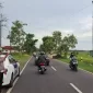 Foto: Aiptu Edy Haryono saat melaksanakan Blue Patrol dan pemantauan arus lalu lintas di Jl. Raya Gapura, Sumenep.