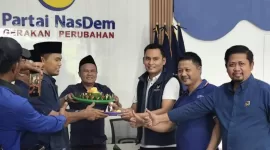 Foto: Ketua DPD Partai NasDem Sumenep, Akis Jasuli (berjaket biru), bersama pengurus partai saat prosesi potong tumpeng pada peringatan HUT ke-14 Partai NasDem di Kantor DPD NasDem Sumenep, Selasa (11/11/2025).