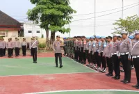 Foto: Kapolres Sumenep memeriksa kesiapan pasukan dalam apel Operasi Zebra Semeru 2025 di halaman Mapolres Sumenep.