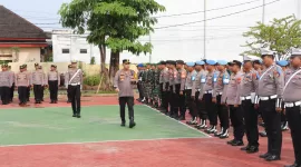 Foto: Kapolres Sumenep memeriksa kesiapan pasukan dalam apel Operasi Zebra Semeru 2025 di halaman Mapolres Sumenep.