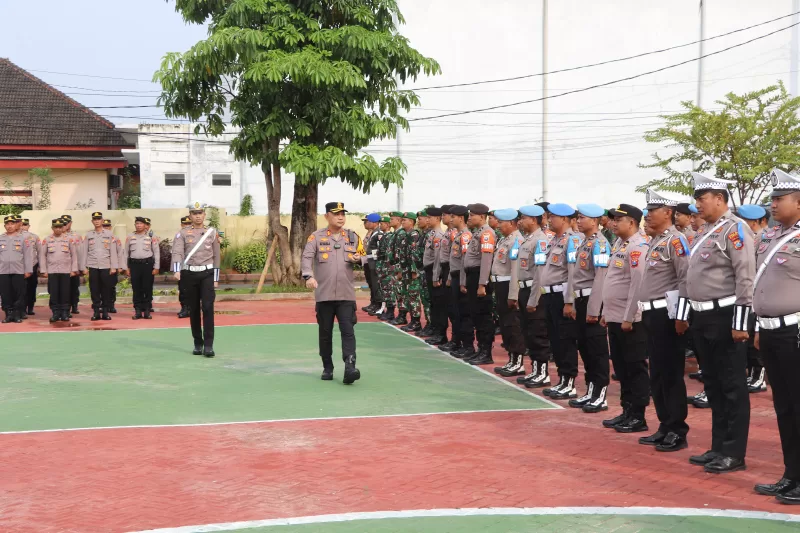 Foto: Kapolres Sumenep memeriksa kesiapan pasukan dalam apel Operasi Zebra Semeru 2025 di halaman Mapolres Sumenep.