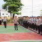 Foto: Kapolres Sumenep memeriksa kesiapan pasukan dalam apel Operasi Zebra Semeru 2025 di halaman Mapolres Sumenep.