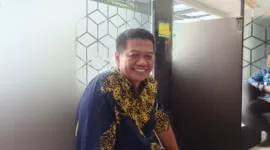 Foto: Keterangan foto:
Kepala Disperkimhub Sumenep, Yayak Nurwahyudi, saat berada di lingkungan Kejaksaan Tinggi Jawa Timur, Senin (17/11/2025).