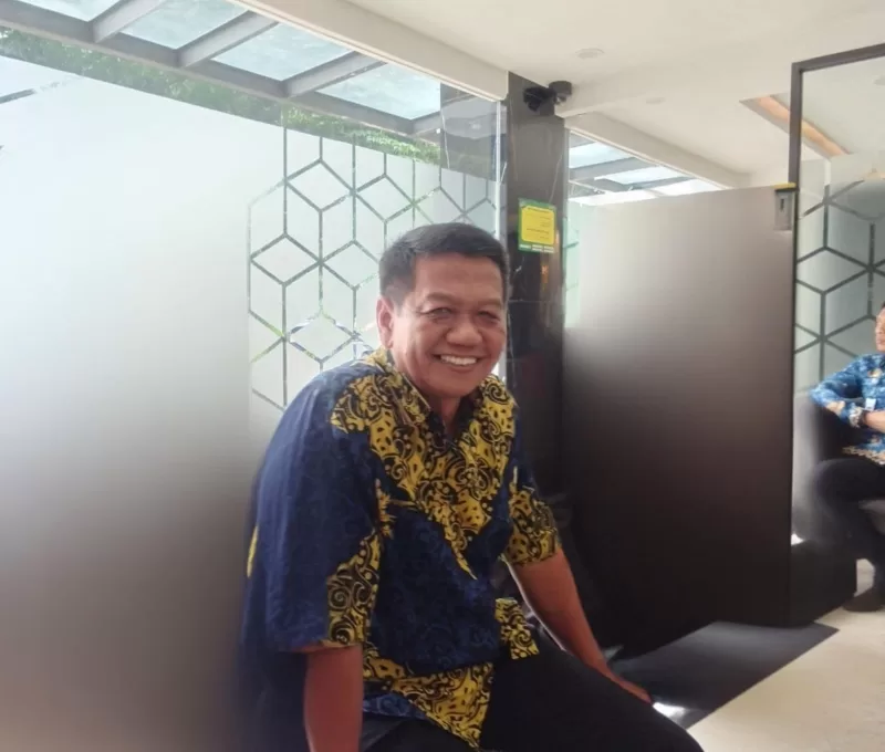 Foto: Keterangan foto:
Kepala Disperkimhub Sumenep, Yayak Nurwahyudi, saat berada di lingkungan Kejaksaan Tinggi Jawa Timur, Senin (17/11/2025).