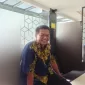 Foto: Keterangan foto:
Kepala Disperkimhub Sumenep, Yayak Nurwahyudi, saat berada di lingkungan Kejaksaan Tinggi Jawa Timur, Senin (17/11/2025).