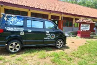 Foto: Mobil Satuan Pelayanan Pemenuhan Gizi mengantarkan menu Program Makanan Bergizi Gratis di SDN Prambanan 4, Kecamatan Gayam, Pulau Sapudi.