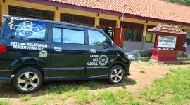 Foto: Mobil Satuan Pelayanan Pemenuhan Gizi mengantarkan menu Program Makanan Bergizi Gratis di SDN Prambanan 4, Kecamatan Gayam, Pulau Sapudi.