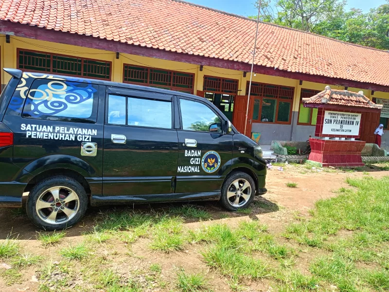 Foto: Mobil Satuan Pelayanan Pemenuhan Gizi mengantarkan menu Program Makanan Bergizi Gratis di SDN Prambanan 4, Kecamatan Gayam, Pulau Sapudi.