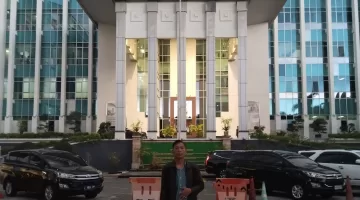 Foto: Ketua LSM Karya Anak Bangsa berpose di depan Gedung Kejaksaan Tinggi Jawa Timur, Surabaya.