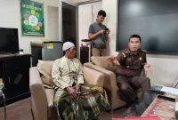 Foto: Asi (kiri) bersama pihak Kejagung (kanan). Dok. TrendiKabar.com.
