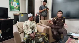 Foto: Asi (kiri) bersama pihak Kejagung (kanan). Dok. TrendiKabar.com.
