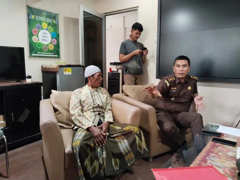 Foto: Asi (kiri) bersama pihak Kejagung (kanan). Dok. TrendiKabar.com.
