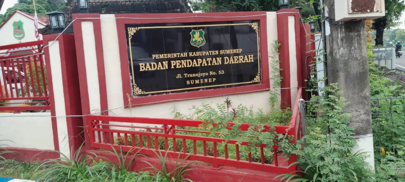 Foto: Papan nama kantor Badan Pendapatan Daerah (BAPENDA) Kabupaten Sumenep di Jalan Trunojoyo No. 53.