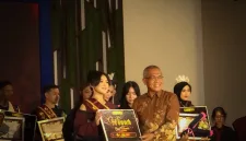 Foto: Pemenang Duta Wicara Jawa Timur 2025 menerima penghargaan pada malam Grand Final HAMD Festival 2025 di Malang Creative Center (MCC), Kota Malang.