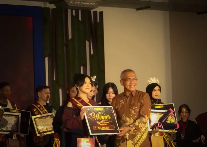 Foto: Pemenang Duta Wicara Jawa Timur 2025 menerima penghargaan pada malam Grand Final HAMD Festival 2025 di Malang Creative Center (MCC), Kota Malang.