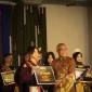 Foto: Pemenang Duta Wicara Jawa Timur 2025 menerima penghargaan pada malam Grand Final HAMD Festival 2025 di Malang Creative Center (MCC), Kota Malang.