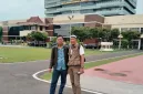 Foto lama: Ahmad Rijali (kiri) saat berpose bersama rekannya di Mapolda Jawa Timur.