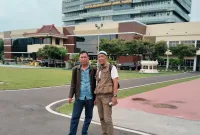 Foto lama: Ahmad Rijali (kiri) saat berpose bersama rekannya di Mapolda Jawa Timur.