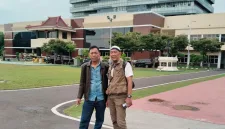 Foto lama: Ahmad Rijali (kiri) saat berpose bersama rekannya di Mapolda Jawa Timur.