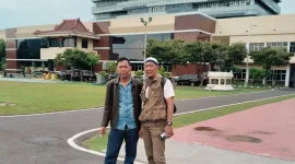 Foto lama: Ahmad Rijali (kiri) saat berpose bersama rekannya di Mapolda Jawa Timur.