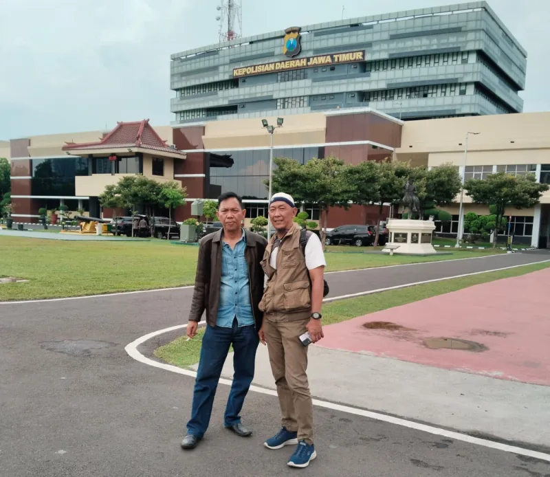 Foto lama: Ahmad Rijali (kiri) saat berpose bersama rekannya di Mapolda Jawa Timur.