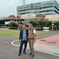 Foto lama: Ahmad Rijali (kiri) saat berpose bersama rekannya di Mapolda Jawa Timur.