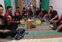 Foto: Sekretaris LSM BIDIK Sumenep, Akang Sunan (peci hitam), bersama anggota LSM BIDIK.