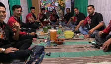 Foto: Sekretaris LSM BIDIK Sumenep, Akang Sunan (peci hitam), bersama anggota LSM BIDIK.