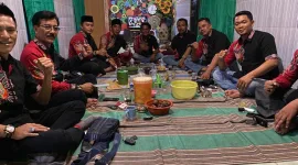 Foto: Sekretaris LSM BIDIK Sumenep, Akang Sunan (peci hitam), bersama anggota LSM BIDIK.