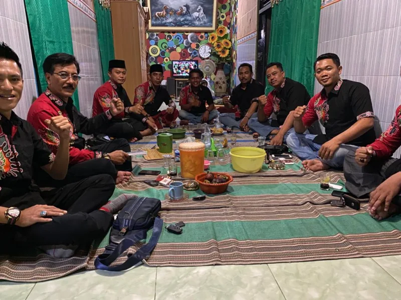 Foto: Sekretaris LSM BIDIK Sumenep, Akang Sunan (peci hitam), bersama anggota LSM BIDIK.