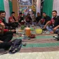 Foto: Sekretaris LSM BIDIK Sumenep, Akang Sunan (peci hitam), bersama anggota LSM BIDIK.