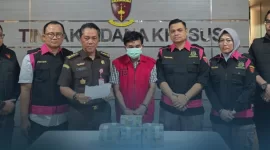 Foto: Tim Pidsus Kejati Jatim saat memperlihatkan tersangka baru kasus dugaan korupsi program BSPS Sumenep bersama barang bukti uang hasil penyitaan sebesar Rp325 juta.