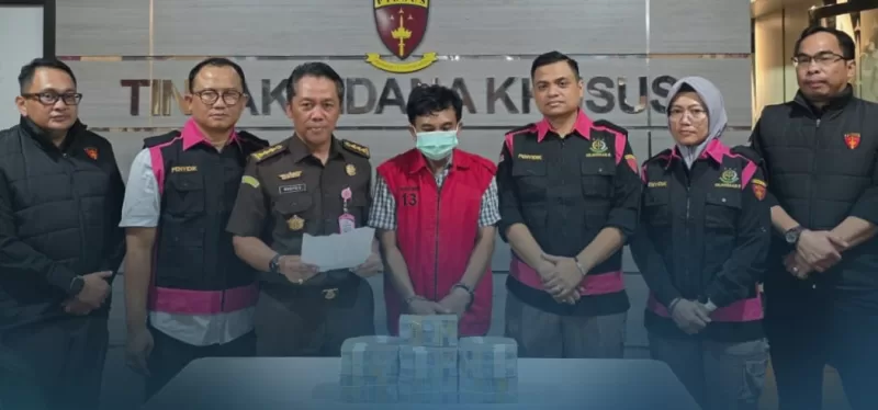 Foto: Tim Pidsus Kejati Jatim saat memperlihatkan tersangka baru kasus dugaan korupsi program BSPS Sumenep bersama barang bukti uang hasil penyitaan sebesar Rp325 juta.