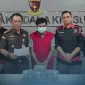 Foto: Tim Pidsus Kejati Jatim saat memperlihatkan tersangka baru kasus dugaan korupsi program BSPS Sumenep bersama barang bukti uang hasil penyitaan sebesar Rp325 juta.
