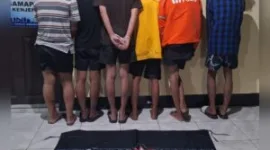 Foto: Enam remaja terduga pelaku begal motor bersenjata tajam diamankan di Mapolres Pelabuhan Tanjungperak, Surabaya.