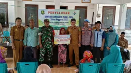 Foto: Aparatur Desa Grujugan bersama unsur TNI–Polri menyerahkan Bantuan Langsung Tunai (BLT) kepada warga penerima manfaat.