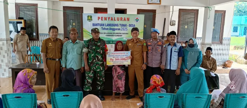 Foto: Aparatur Desa Grujugan bersama unsur TNI–Polri menyerahkan Bantuan Langsung Tunai (BLT) kepada warga penerima manfaat.