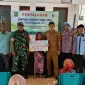 Foto: Aparatur Desa Grujugan bersama unsur TNI–Polri menyerahkan Bantuan Langsung Tunai (BLT) kepada warga penerima manfaat.