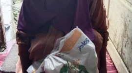 Foto: Warga Sabunten menunjukkan bantuan pangan yang diterimanya.