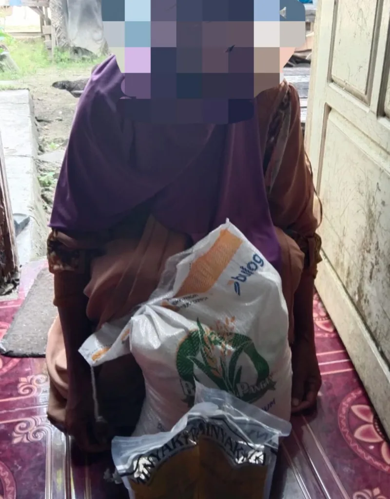 Foto: Warga Sabunten menunjukkan bantuan pangan yang diterimanya.